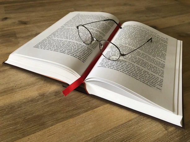 iphotoklick-a-book-3607777_1920