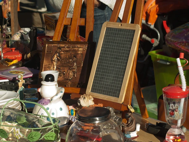 Flohmarkt-c-Pixabay-JacquelineMacou.jpg Flohmarktstand mit diversen Artikeln