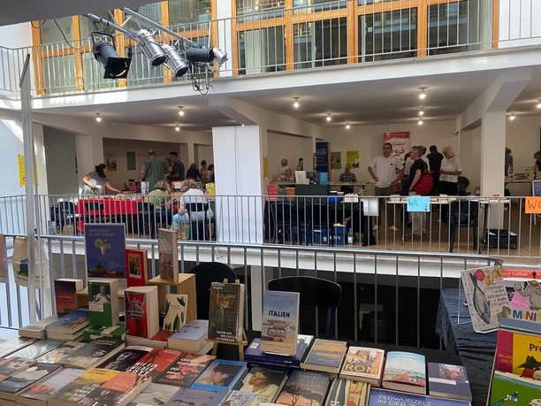 Bücherstände und Besucher beim Kölner Bücherfest im Bürgerhaus Stollwerck