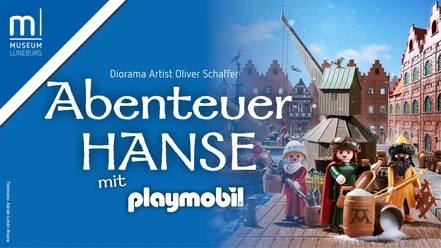 Familienausstellung "Abenteuer Hanse mit PLAYMOBIL" im Museum Lüneburg Titelmotiv der Ausstellung mit drei PLAYMOBIL-Figuren auf einem Steg: Ein Hansekaufmann steht mit Handschaufel an einem Salzfass, eine Fischerin hält einen Eimer Heringe in der Hand und ein Jäger mit langem Bart hält einen Pfeil und Bogen. Im Hintergrund ist der Lüneburger Kran am Stint im playmobilisierten Stil zu sehen.