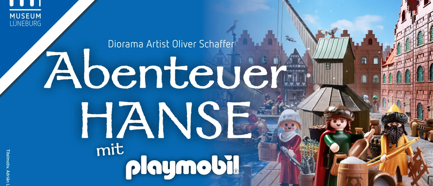 Familienausstellung "Abenteuer Hanse mit PLAYMOBIL" im Museum Lüneburg Titelmotiv der Ausstellung mit drei PLAYMOBIL-Figuren auf einem Steg: Ein Hansekaufmann steht mit Handschaufel an einem Salzfass, eine Fischerin hält einen Eimer Heringe in der Hand und ein Jäger mit langem Bart hält einen Pfeil und Bogen. Im Hintergrund ist der Lüneburger Kran am Stint im playmobilisierten Stil zu sehen.