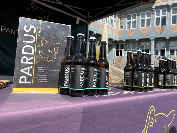 Panther Brauerei Bierflaschen der Panther Brauerei auf dem Verkaufsstand am Wochenmarkt.