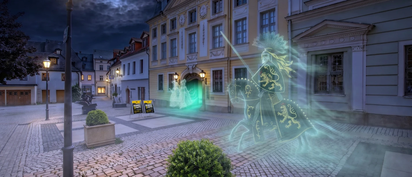 Eine nächtliche Pflasterstraße vor historischer Kulisse des Vogtlandmu