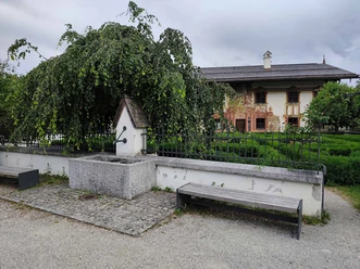Brunnen-mit-Trinkwasser-am-Pilatushaus.jpg Brunnen mit Trinkwasser vor dem bemalten Pilatushaus in Oberammergau