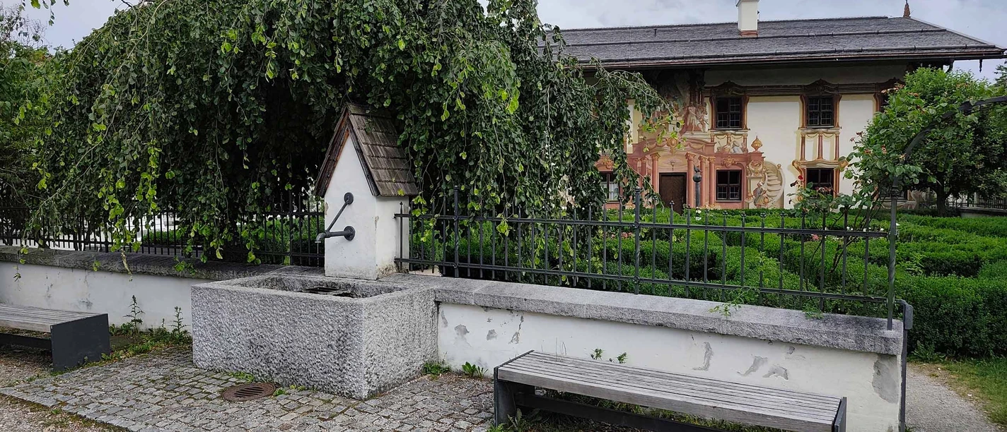 Brunnen-mit-Trinkwasser-am-Pilatushaus.jpg Brunnen mit Trinkwasser vor dem bemalten Pilatushaus in Oberammergau