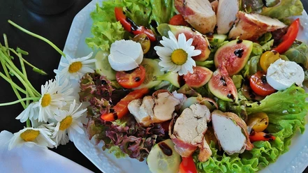 Kochen mit dem Hospiz.jpg Bunter Salatteller mit Hähnchen, Feigen, Ziegenkäse, Tomaten und Gänseblümchen.