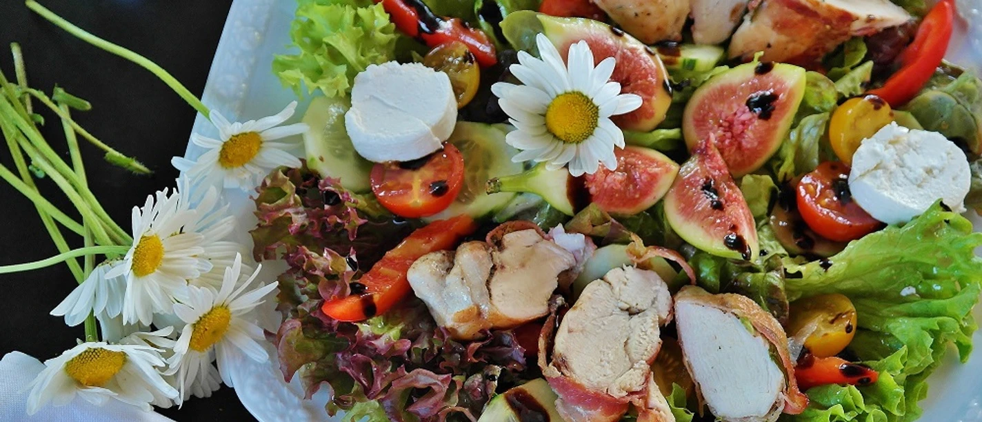 Kochen mit dem Hospiz.jpg Bunter Salatteller mit Hähnchen, Feigen, Ziegenkäse, Tomaten und Gänseblümchen.