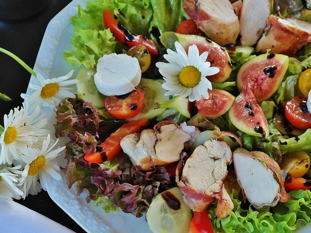 Kochen mit dem Hospiz.jpg Bunter Salatteller mit Hähnchen, Feigen, Ziegenkäse, Tomaten und Gänseblümchen.