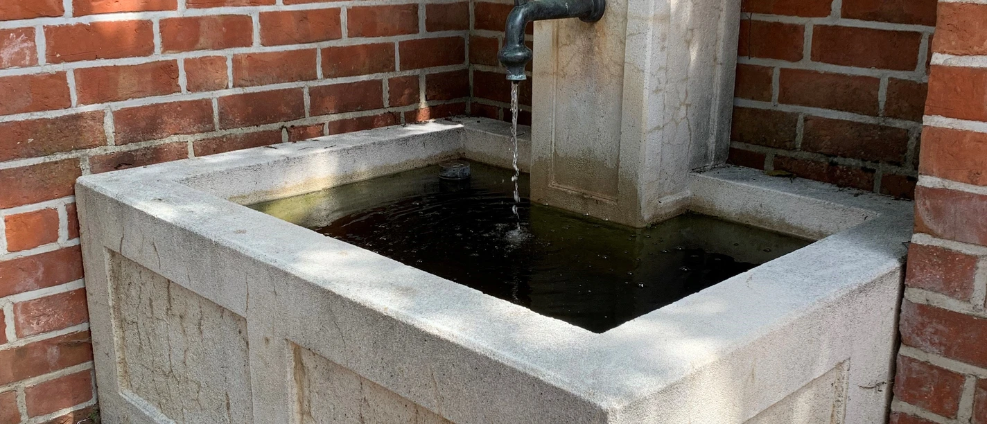 Brunnen Hinter dem Brunnen