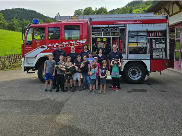 kinder-feuerwehrleute-loeschfahrzeug-ottenhoefen.jpg