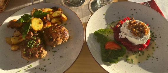 Rote Beete Tartar mit Ziegenfrischkäse und Fleischküchle mit Bratkartoffeln