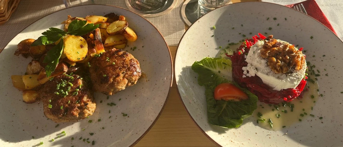 Rote Beete Tartar mit Ziegenfrischkäse und Fleischküchle mit Bratkartoffeln