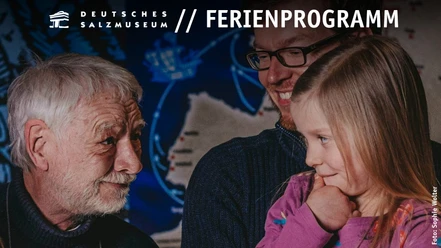 Großeltern-Enkel-Tour durch das Deutsche Salzmuseum Großvater, Vater und Mädchen im Deutschen Salzmuseum, Überschrift: Ferienprogramm.