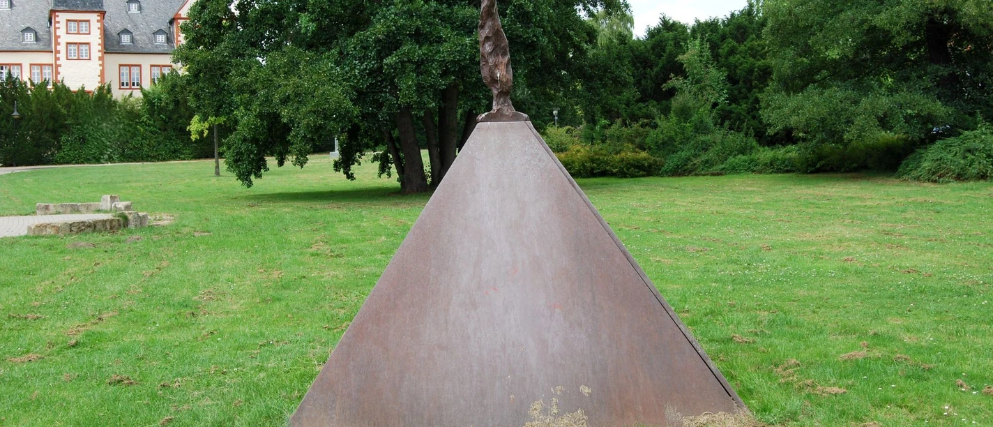 Skulptur Pappelpyramide von Stefan Pietryga Skulptur Pappelpyramide von Stefan Pietryga