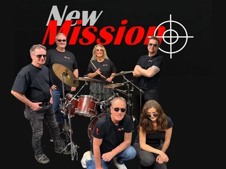 New Mission.jpg Rockband New Mission mit Schlagzeug vor schwarzem Hintergrund und Bandlogo.