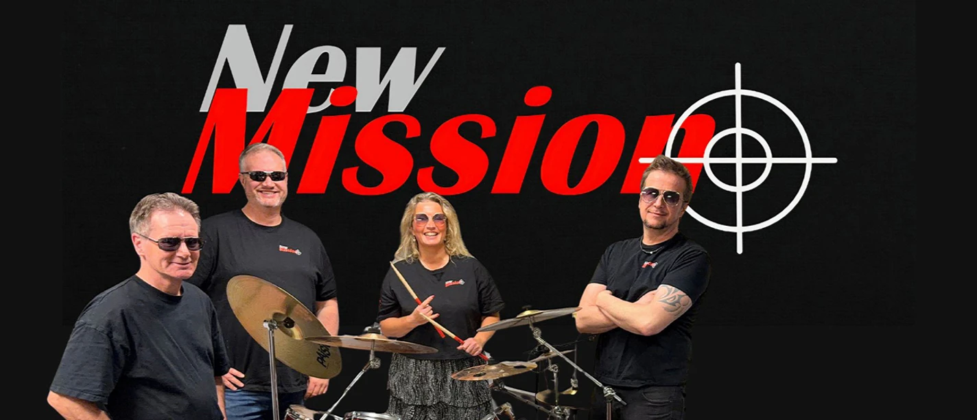 New Mission.jpg Rockband New Mission mit Schlagzeug vor schwarzem Hintergrund und Bandlogo.