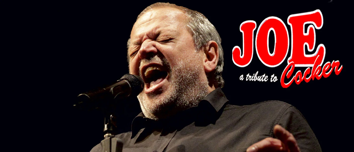 Sänger am Mikrofon beim Joe-Cocker-Tribute-Konzert, daneben rotes JOE-Logo.