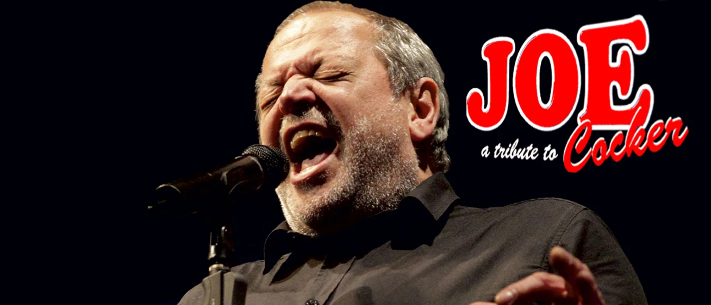 Joe Cocker Tribute.jpg Sänger am Mikrofon beim Joe-Cocker-Tribute-Konzert, daneben rotes JOE-Logo.