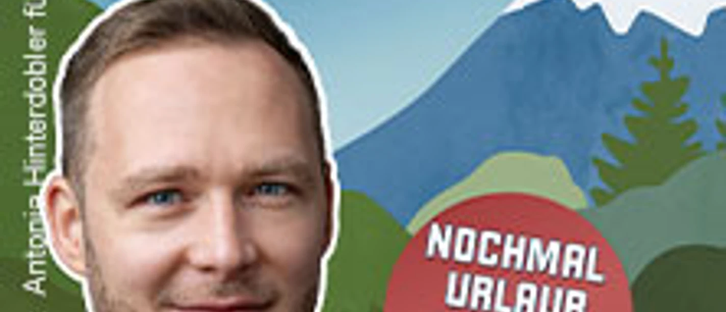 Porträt von André Herrmann vor Bergillustration zur Leseshow Nochmal Urlaub mit den Eltern