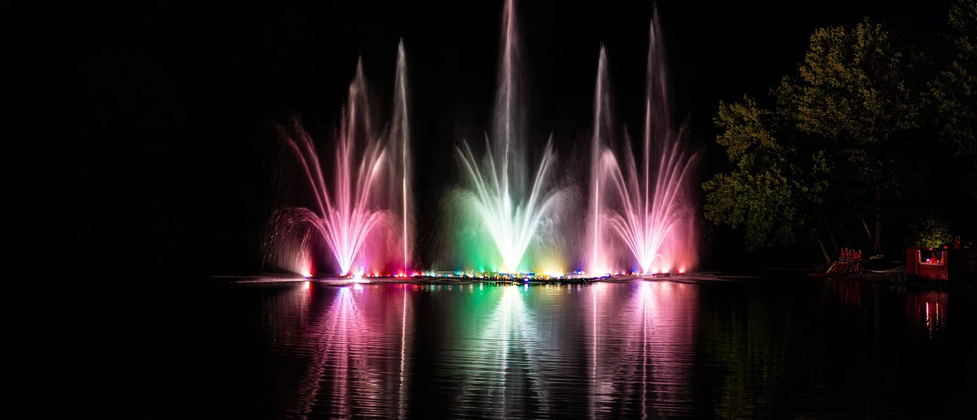 2025_Seefest-Behringen (4).jpg Colorful water fountains light up the night sky over Lake Brunau in Behringen and are reflected in the water.