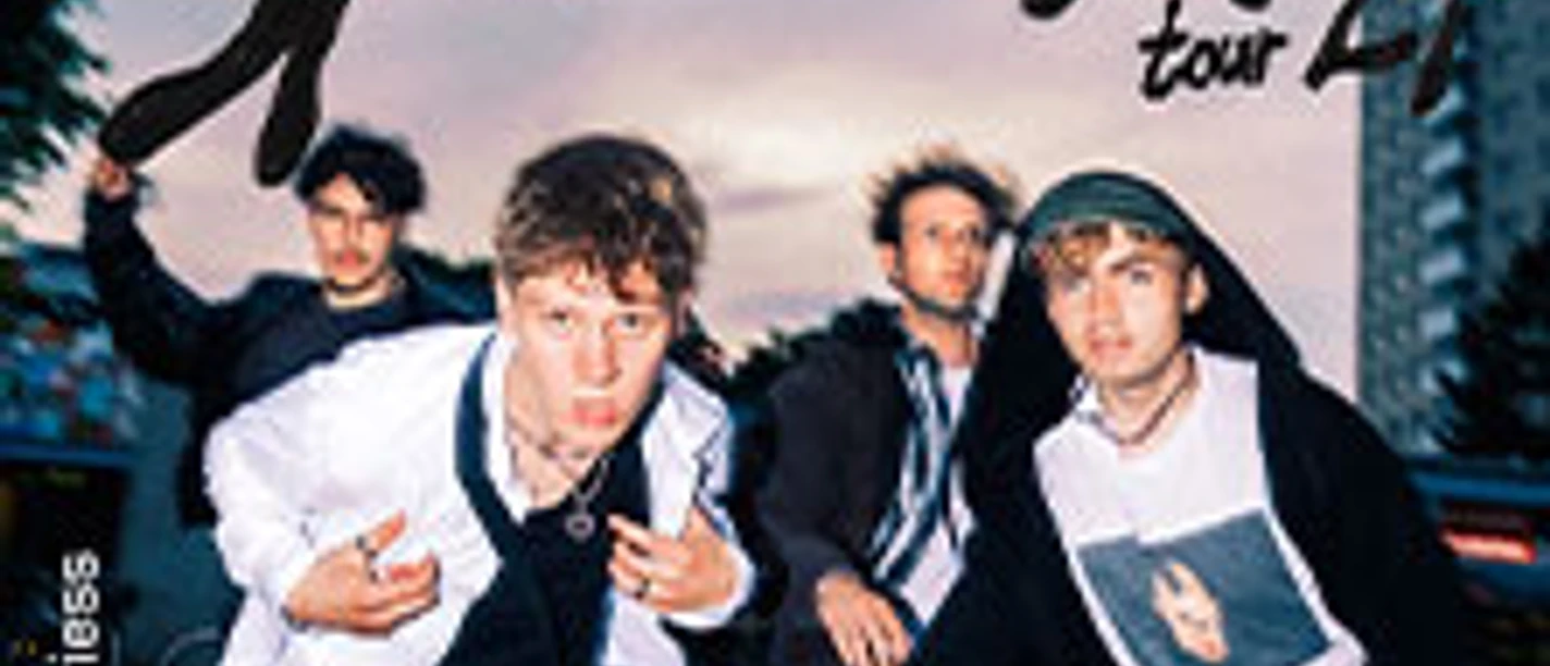 Vier Musiker der Band Haus F posieren unter dem Schriftzug „Spinner Tour 27“.