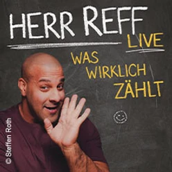 Plakat zu Herr Reff live mit lächelndem Künstler vor dunklem Hintergrund