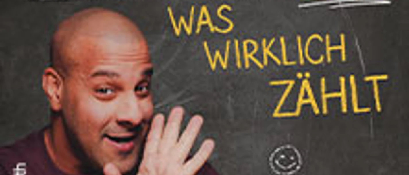 Plakat zu Herr Reff live mit lächelndem Künstler vor dunklem Hintergrund