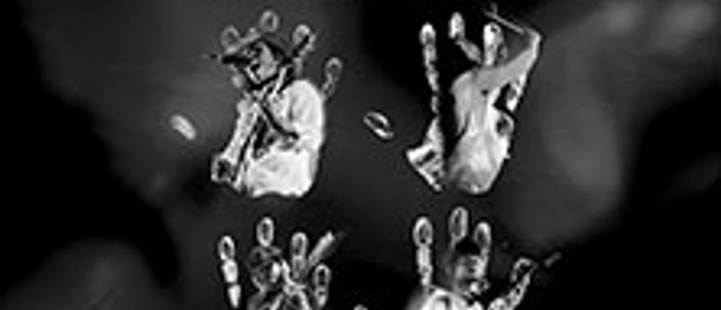Schwarz-weißes KALEO-Tourplakat mit Bandfotos und Schriftzug „Way Down We Go Tour“