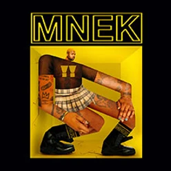 Gelbes MNEK-Tourplakat mit sitzender Person in kariertem Rock und Stiefeln