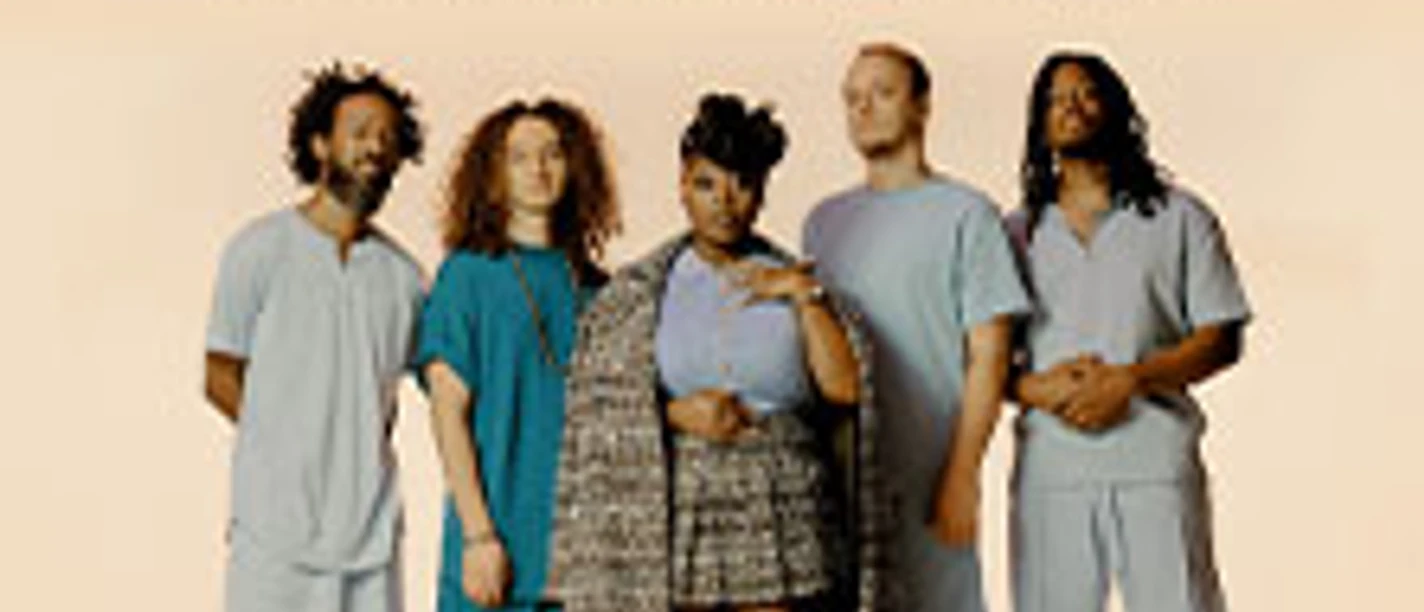 Tourplakat von Tank and the Bangas mit fünf Bandmitgliedern vor hellem Hintergrund
