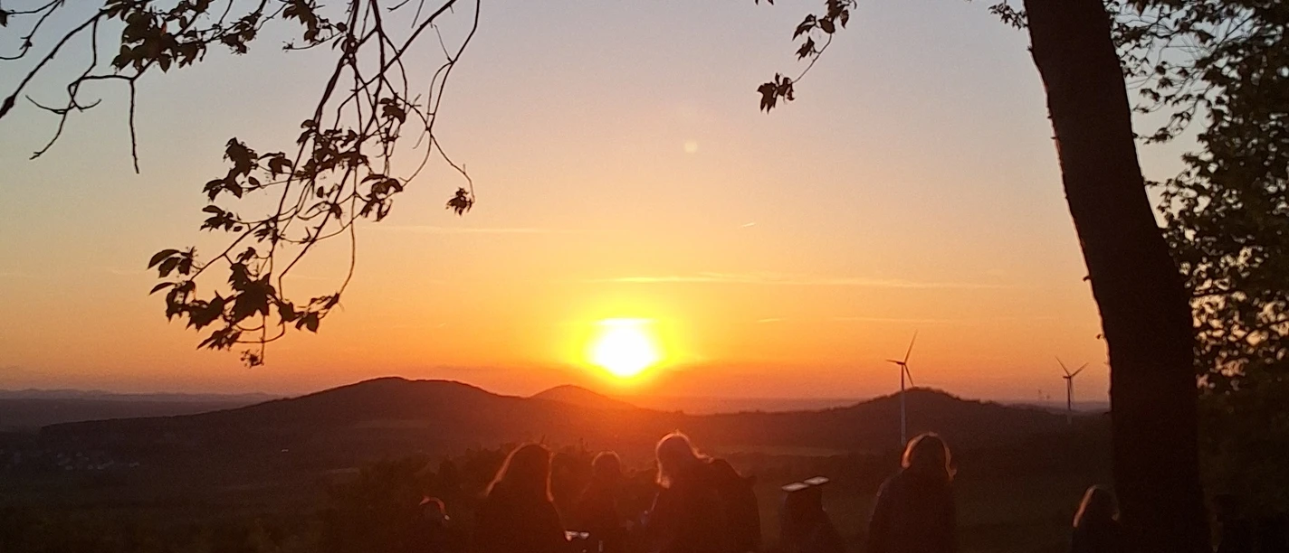 20240508_204326 Sunset yoga Picknick Schauenburg