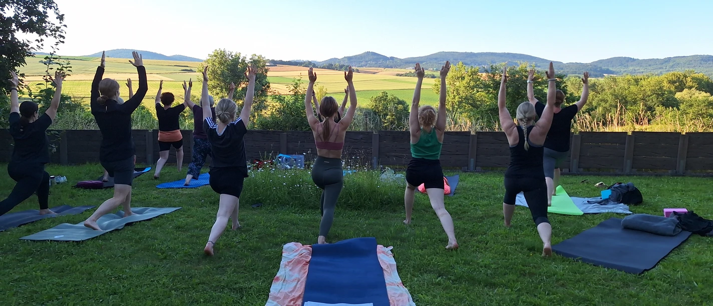 20240624_200549 Yoga im Garten alle von hinten