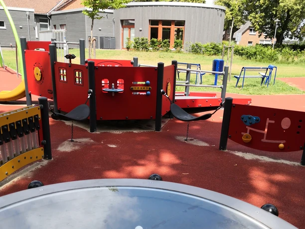 Integrations-Spielplatz mit Spieleturm.jpg Integrations-Spielplatz mit Spieleturm