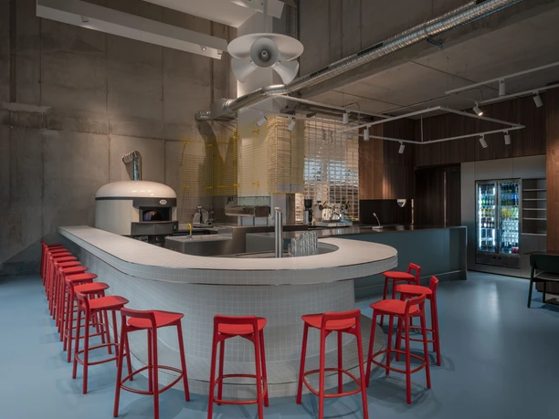 RheinMain Offenbach - Pizzeria Rimini Barbereich mit roten Hockern und Pizzaofen