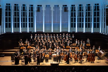 Klassische Philharmonie NordWest mit Chor und Orchester auf der Konzertbühne.