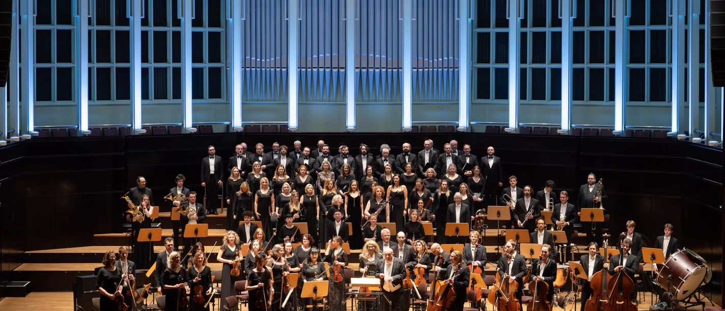 Klassische Philharmonie NordWest mit Chor und Orchester auf der Konzertbühne.