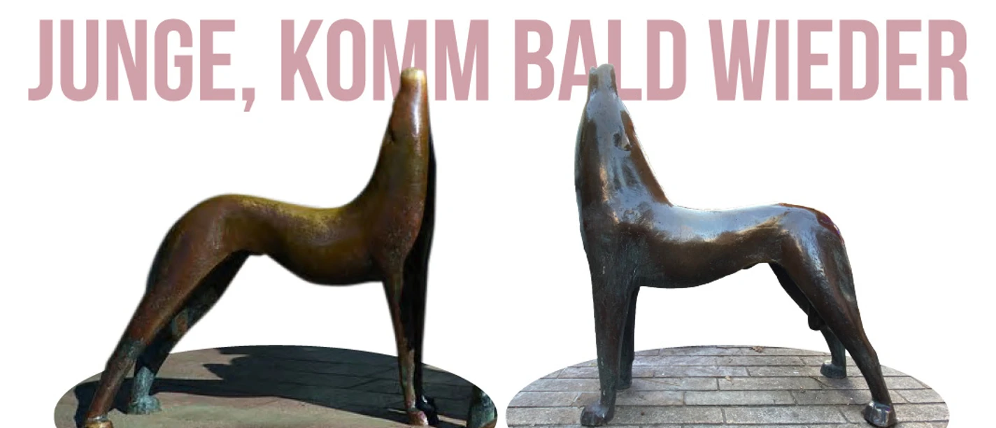 Zwei Bronzewölfe stehen sich gegenüber.