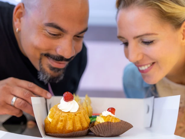 RheinMain Offenbach - Glykomania-Konditorei Paar mit Kuchen in Konditorei