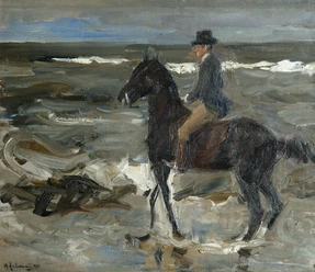 KunstAmMittag (c) Liebermann Zu sehen ist ein Gemälde, das einen älteren Mann mit grauem Mantel und Hut zeigt, der mit seinem Pferd am Strand in den Ausläufern der Wellen reitet.