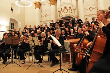 Chor und Orchester bei einem klassischen Konzert in der St. Nicolai Kirche Diepholz.