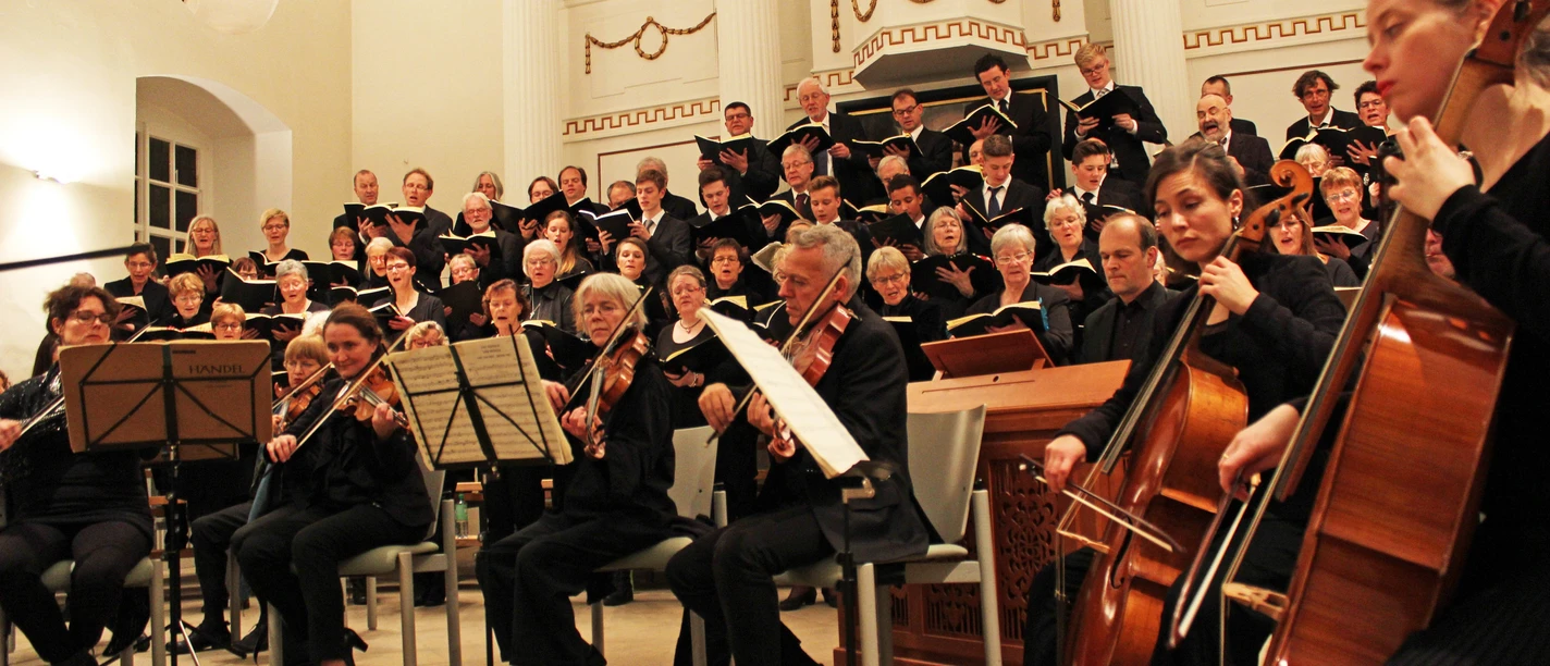 Chor und Orchester bei einem klassischen Konzert in der St. Nicolai Kirche Diepholz.