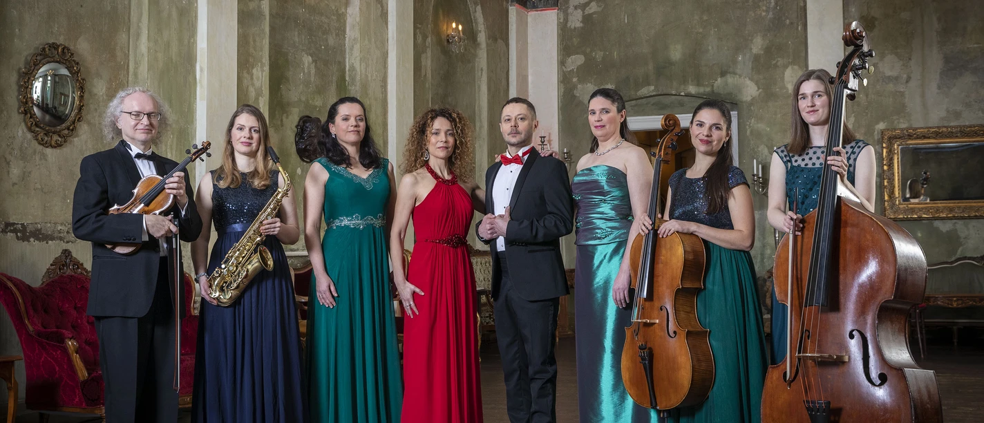 Ensemble Spreegold in festlicher Kleidung mit Streichern und Saxofon im historischen Saal.