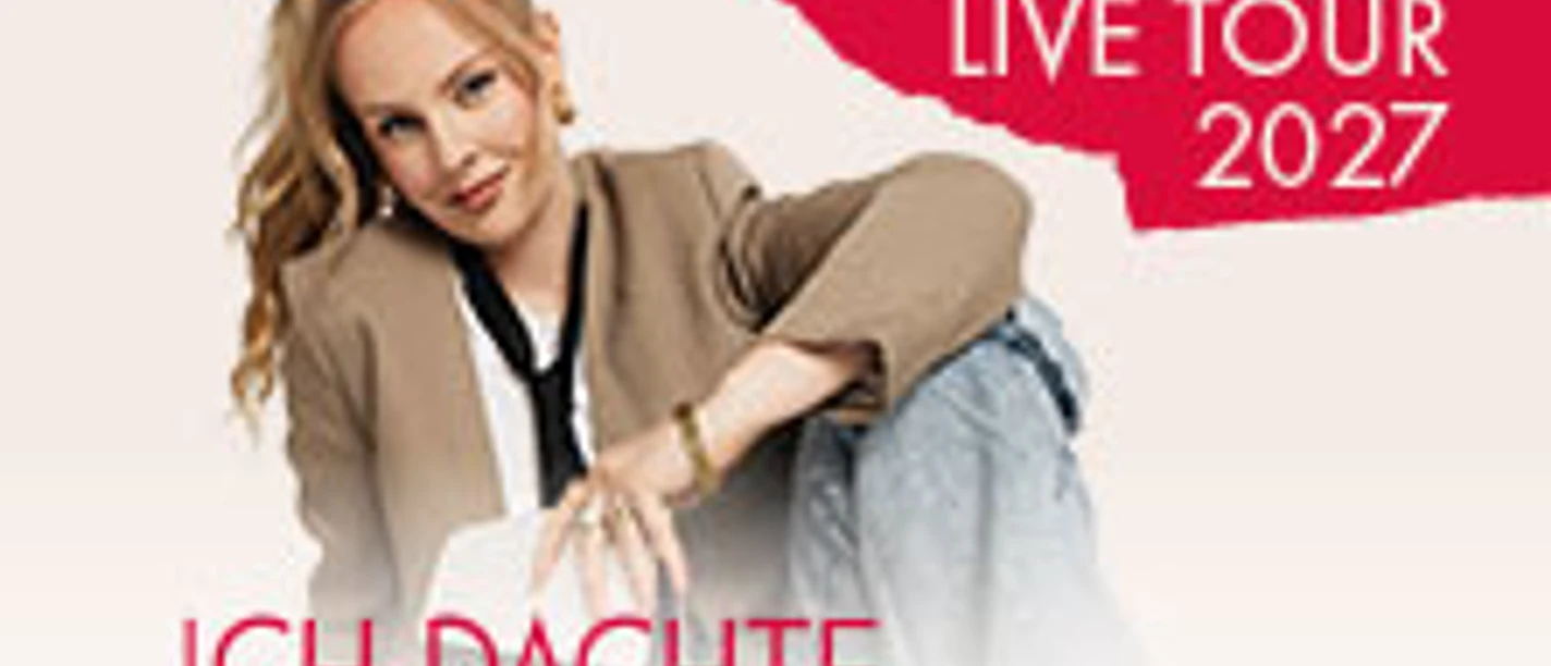 Clara Lösel sitzt auf hellem Tourplakat zur Live Tour 2027 „Ich dachte, sowas fühl nur ich“