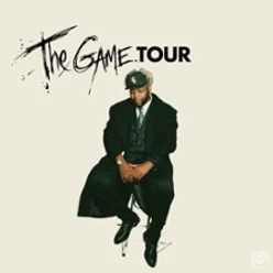 Tourmotiv mit sitzendem Künstler in dunklem Mantel und Schriftzug „The Game Tour“