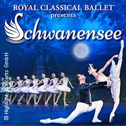 Schwanensee-Plakat mit Ballettensemble in Weiß vor blauer Bühnenkulisse