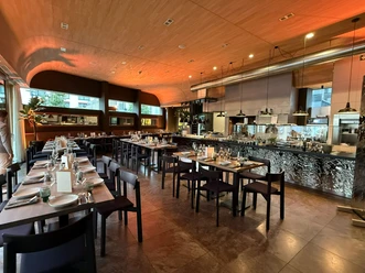 Restaurant Die Waage Bad Aibling Modern gedeckte Tische im Restaurant Die Waage mit offener Küche und warmer Holzdecke