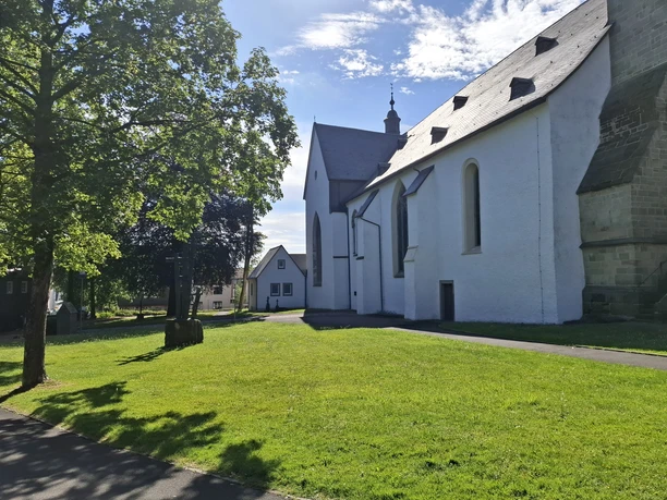 Vorplatz Kirche nr 2.jpg