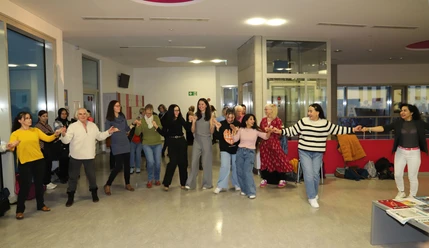 Hand in Hand Frauen tanzen Hand in Hand bei der Veranstaltung Frauen*Kraft im Medienhaus.