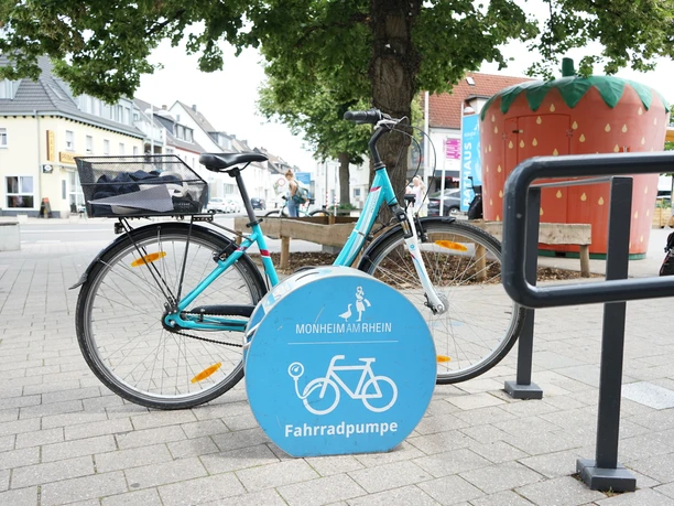 20260630tla_Fahrradpumpe_Rathausvorplatz_2.JPG