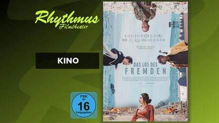 filmplakat-daslosdesfremden.jpg Filmplakat zum Film Das Los des Fremden mit einer Frau vor brennenden Stadtruinen.